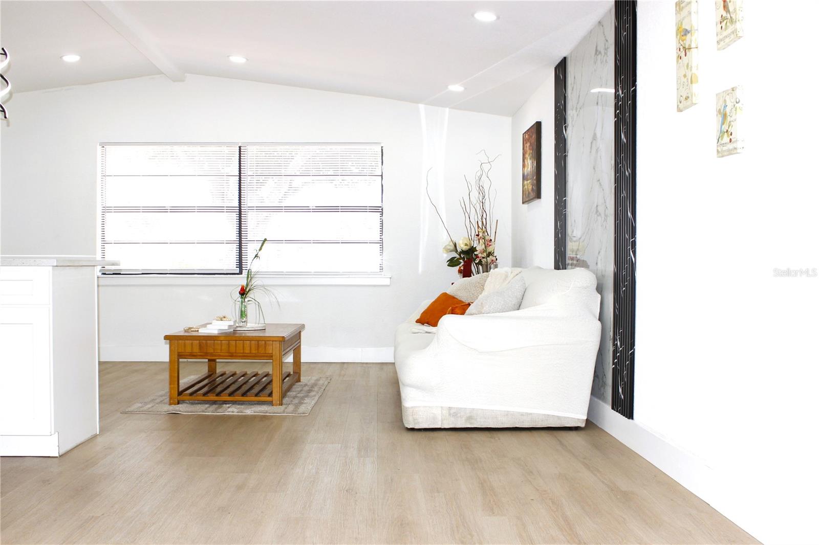 Listing photo id 5 for 8816 Ashman Road