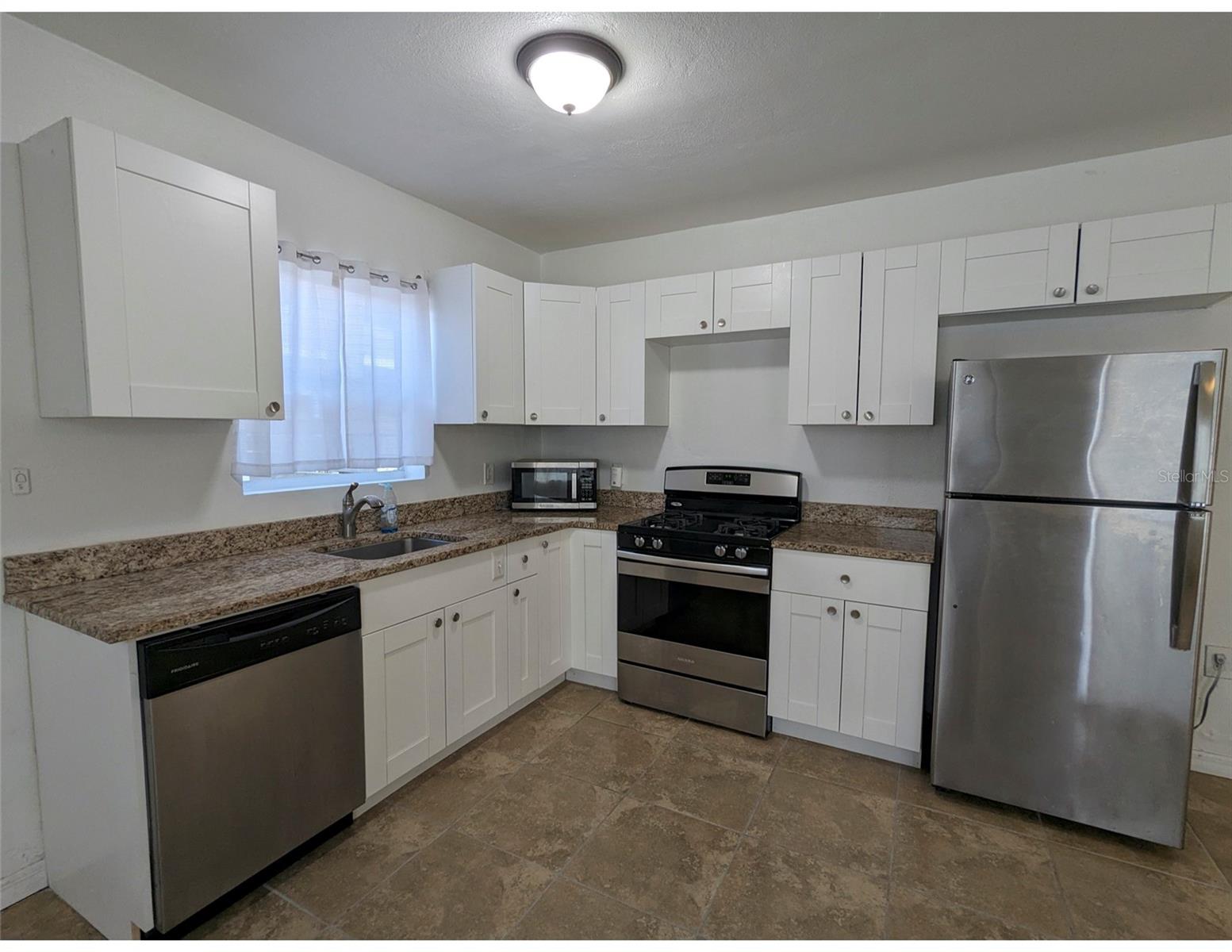 Image 4 of 9 For 411 Albany Avenue 3