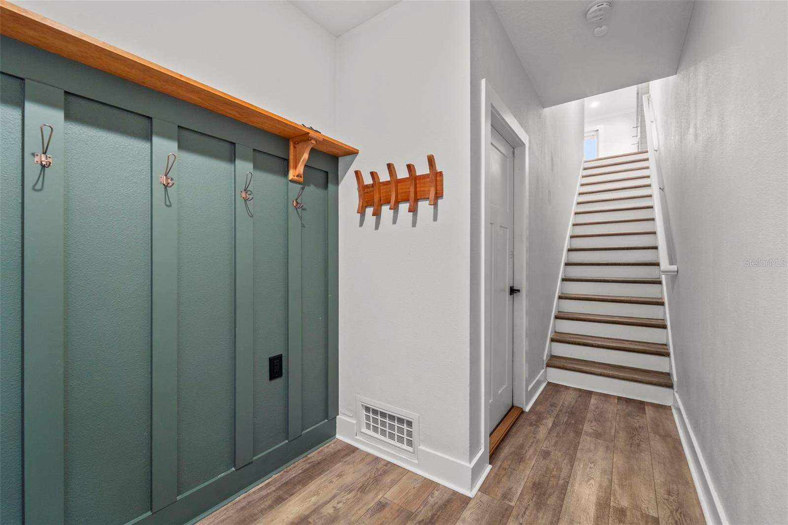 Image 2 of 80 For 1299 Savona Drive Ne