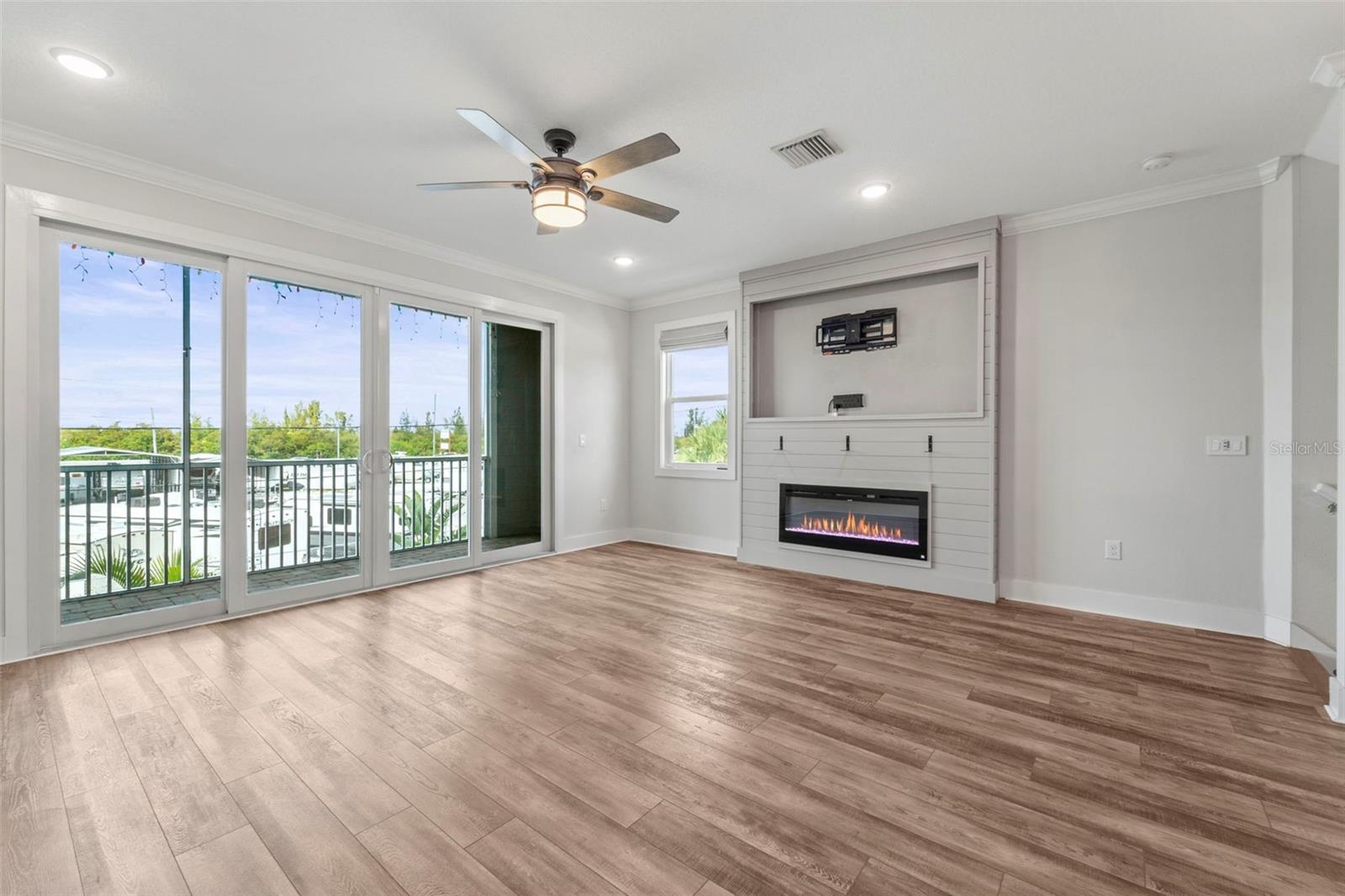 Image 6 of 80 For 1299 Savona Drive Ne