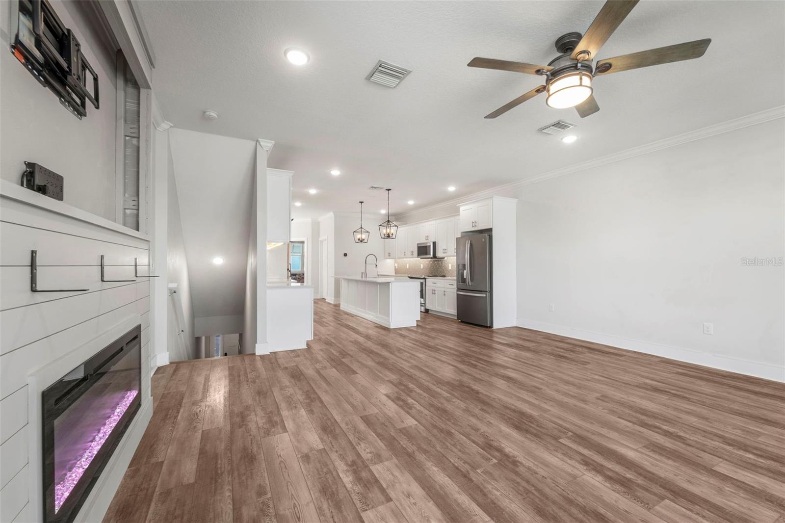 Image 9 of 80 For 1299 Savona Drive Ne