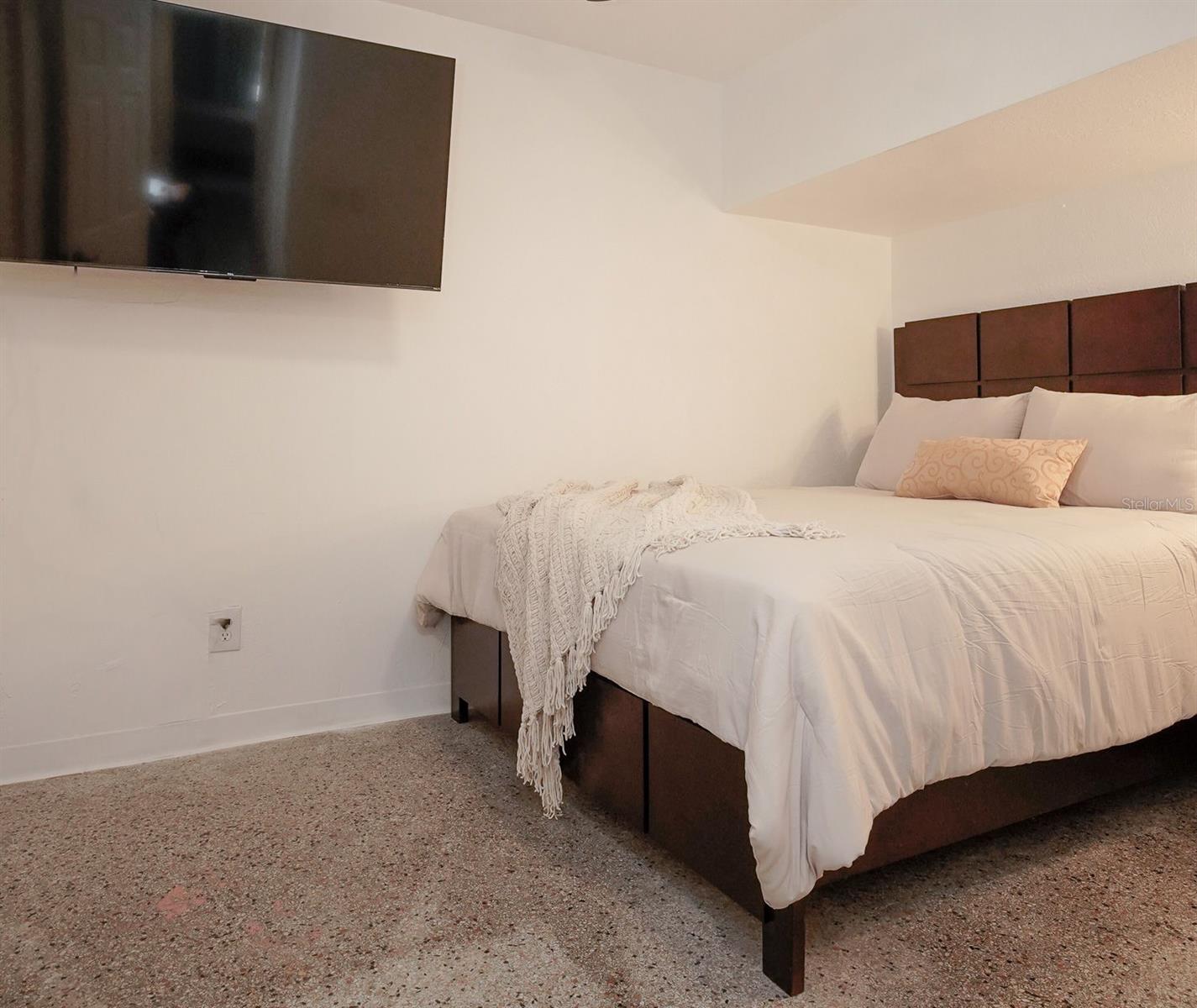 Image 24 of 32 For 4739 Baywood Point Drive S