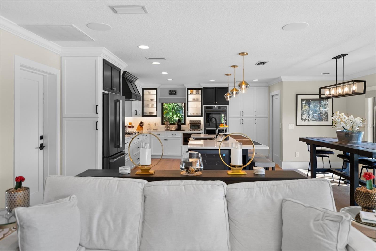 Listing photo id 1 for 4926 Melrose Avenue N