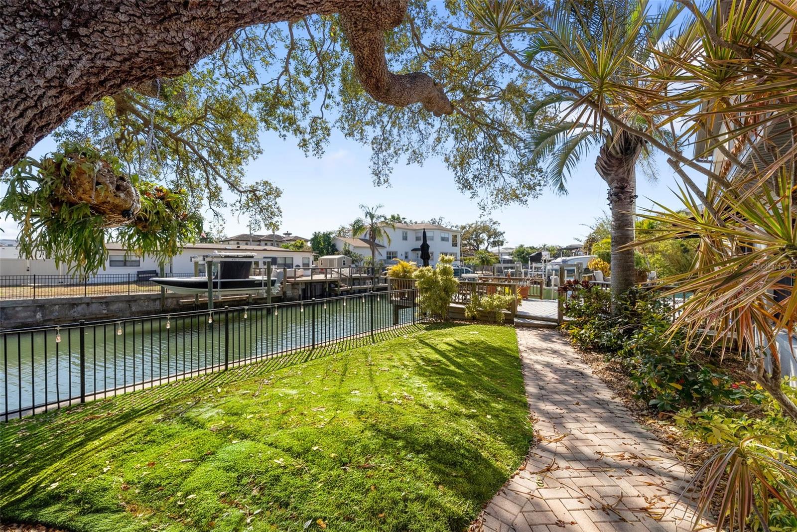 Listing photo id 37 for 4926 Melrose Avenue N