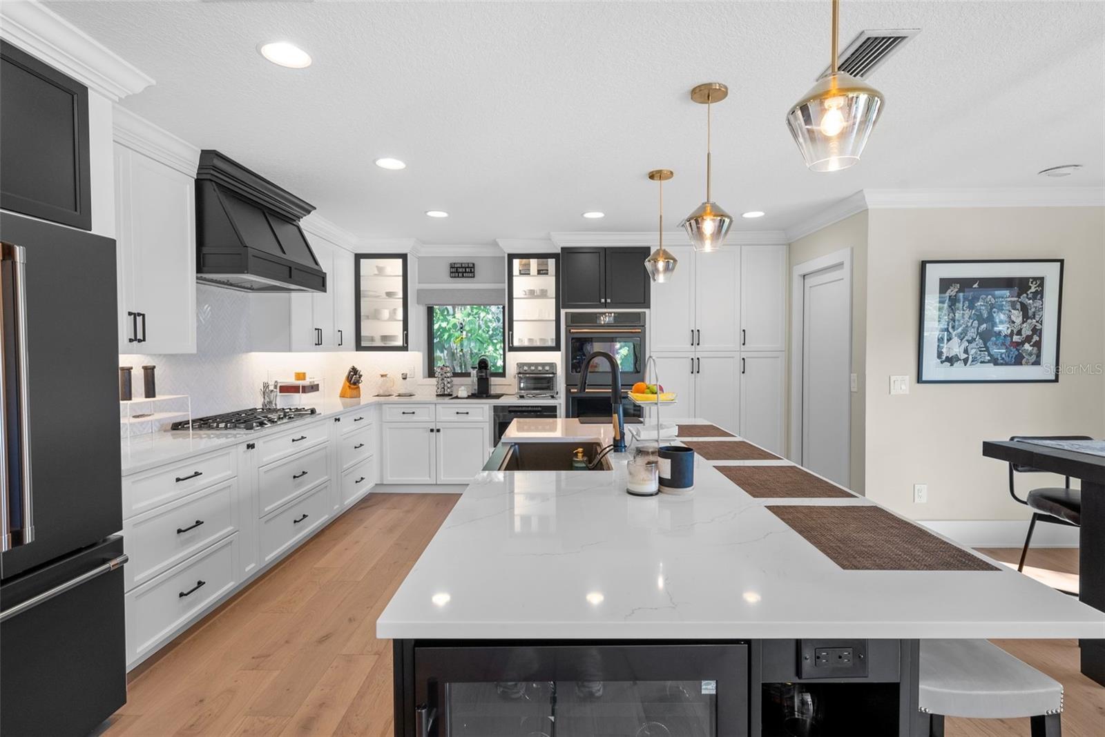 Listing photo id 2 for 4926 Melrose Avenue N