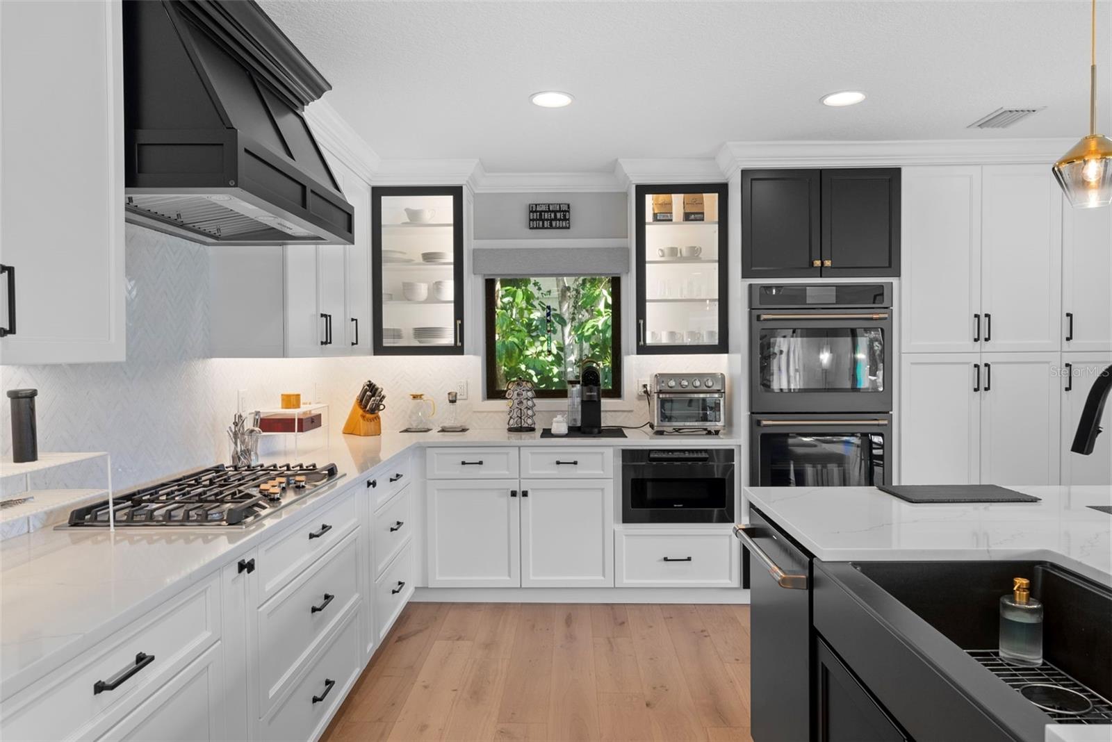 Listing photo id 3 for 4926 Melrose Avenue N