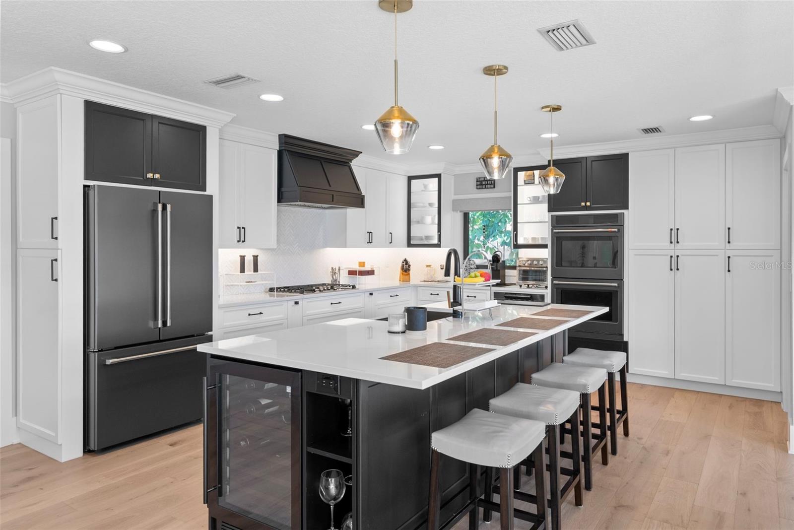 Listing photo id 4 for 4926 Melrose Avenue N