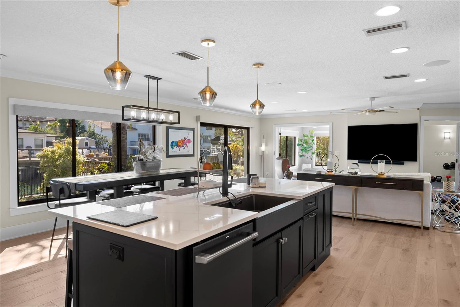 Listing photo id 5 for 4926 Melrose Avenue N