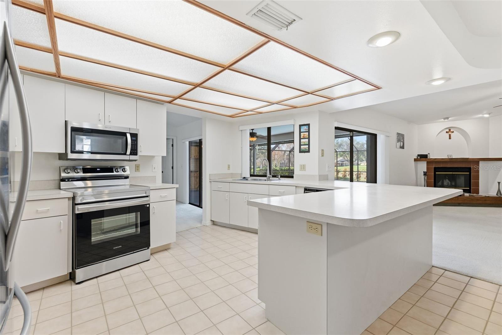 Listing photo id 16 for 3916 Cedar Cay Circle