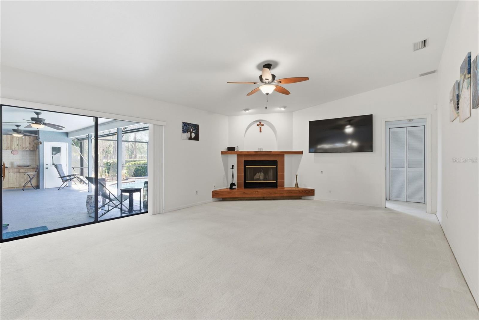 Listing photo id 21 for 3916 Cedar Cay Circle