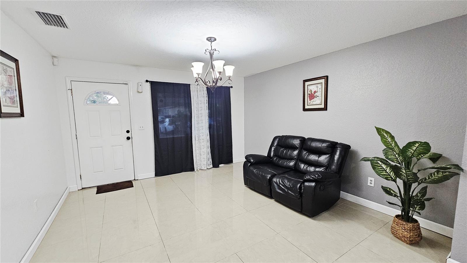 Image 4 of 36 For 2301 Colby Lane