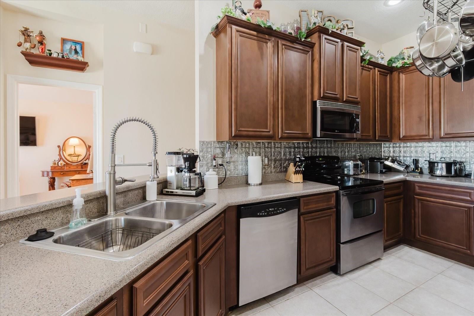 Image 10 of 47 For 6602 Goldenrod Road 99a