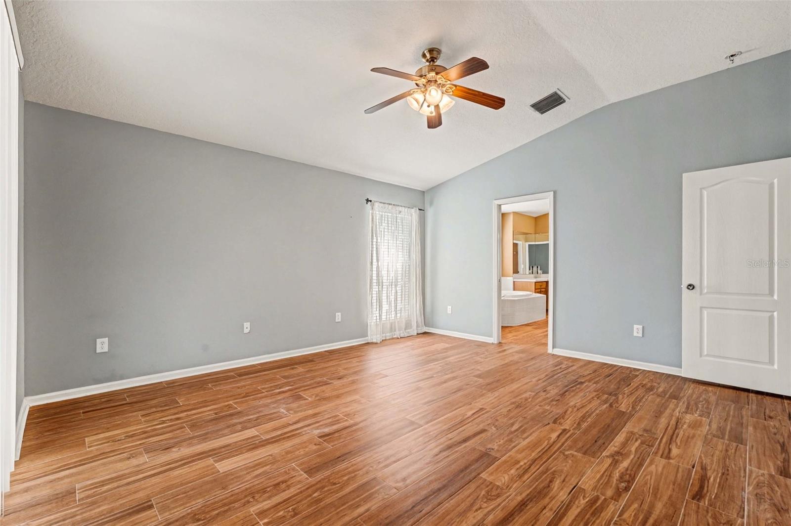 Image 22 of 41 For 20835 Riverforest Drive