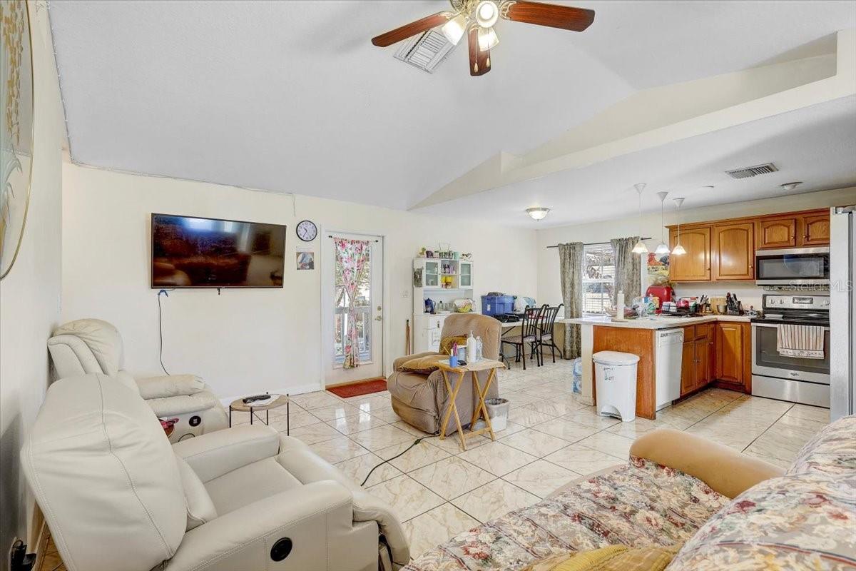 Listing photo id 2 for 7412 33rd Avenue S