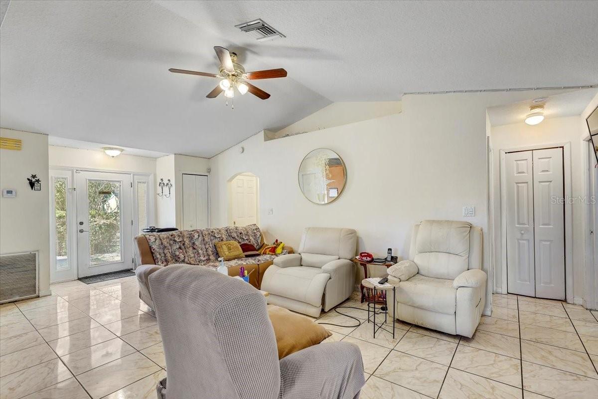 Listing photo id 3 for 7412 33rd Avenue S