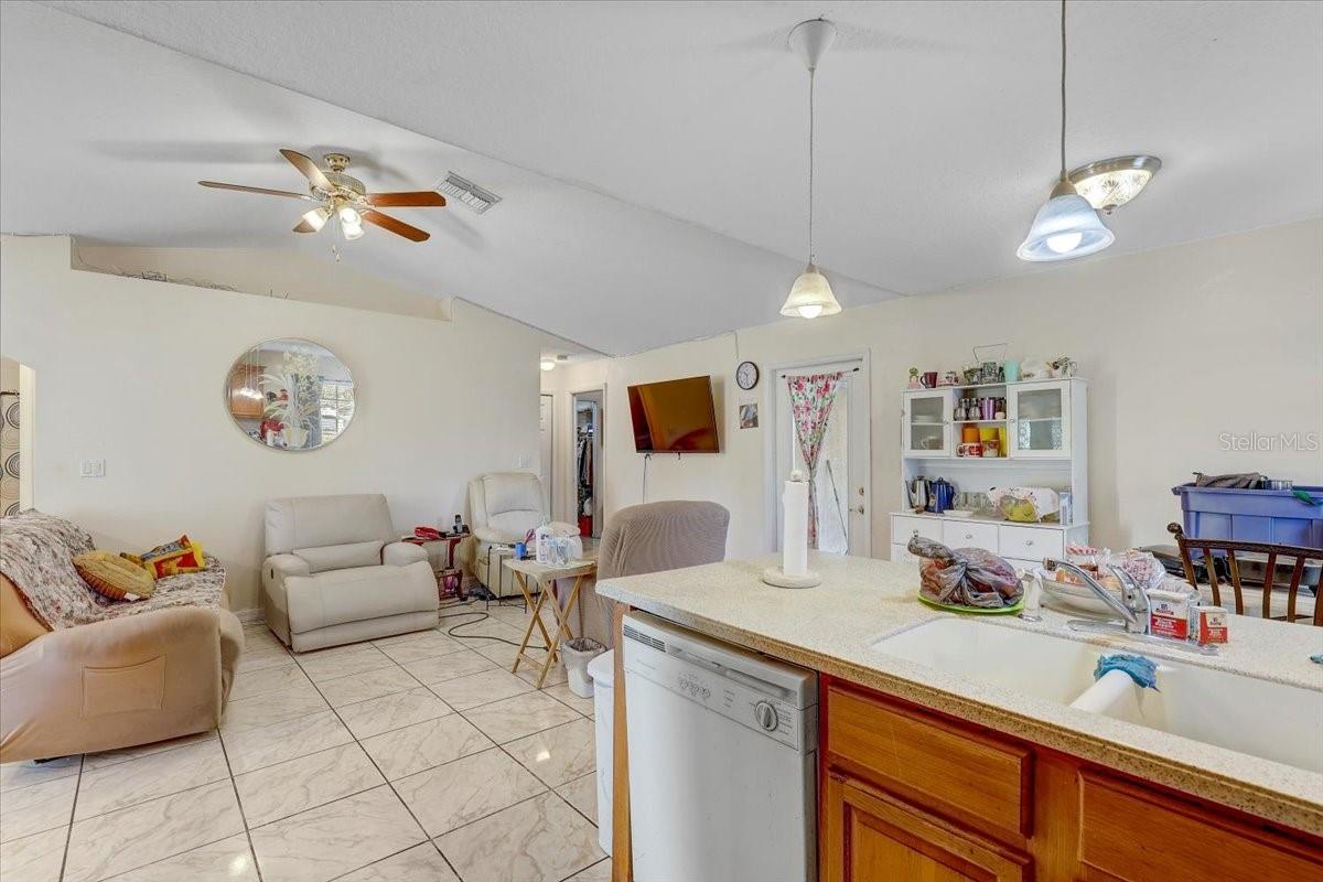 Listing photo id 6 for 7412 33rd Avenue S