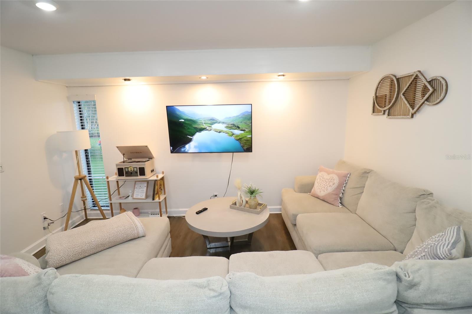 Listing photo id 10 for 15401 Deerglen Drive