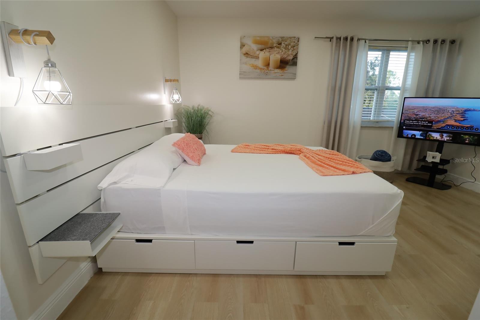 Listing photo id 14 for 15401 Deerglen Drive