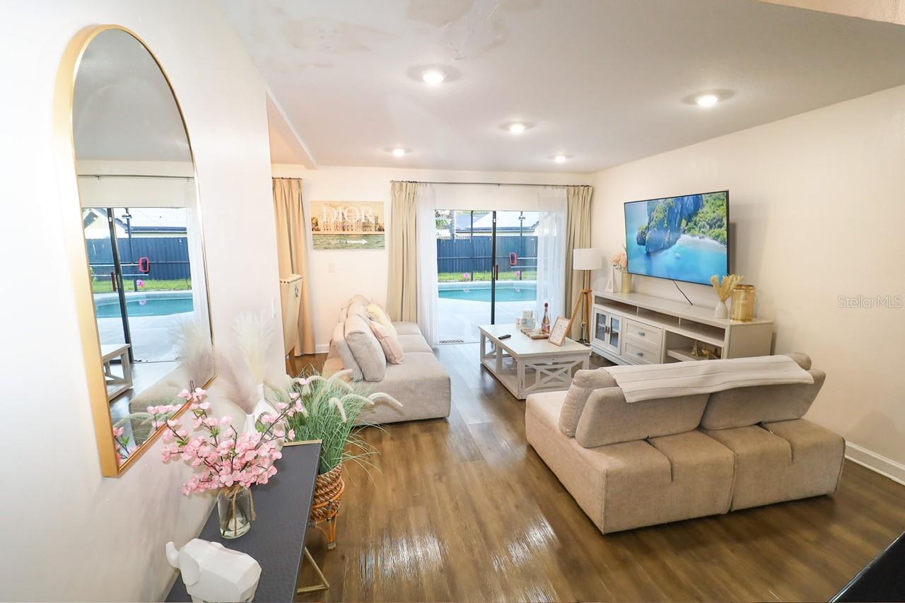 Listing photo id 1 for 15401 Deerglen Drive