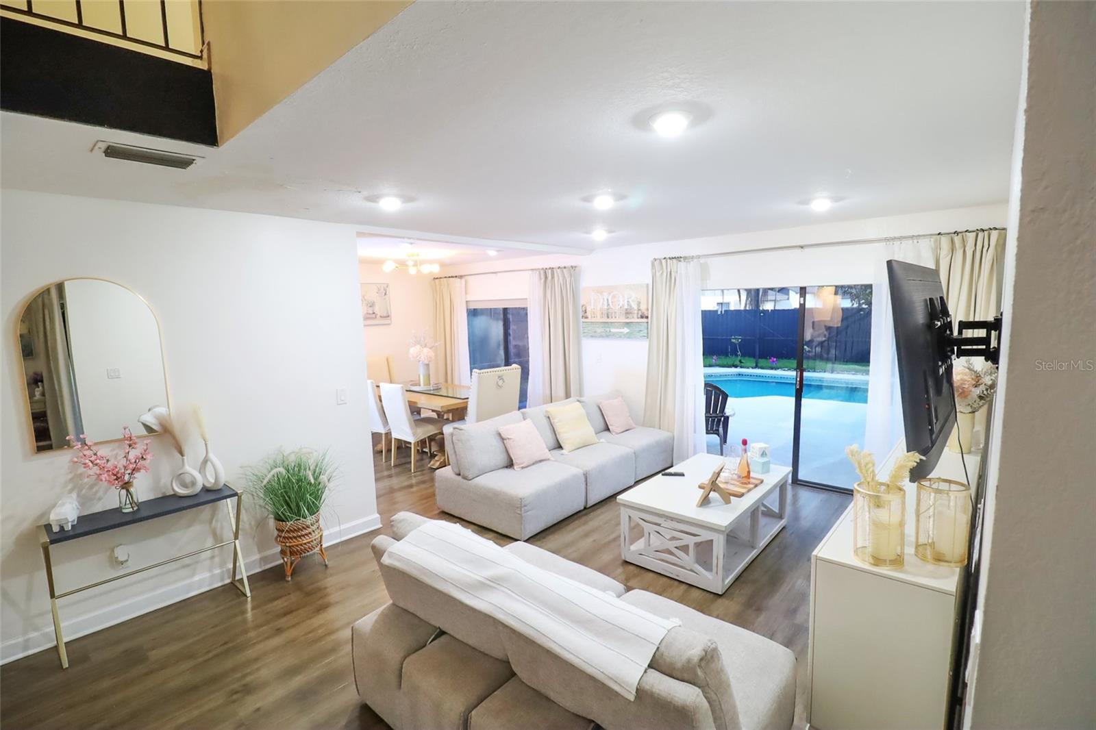 Listing photo id 2 for 15401 Deerglen Drive