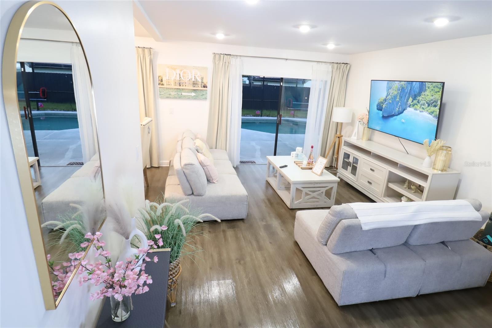 Listing photo id 3 for 15401 Deerglen Drive