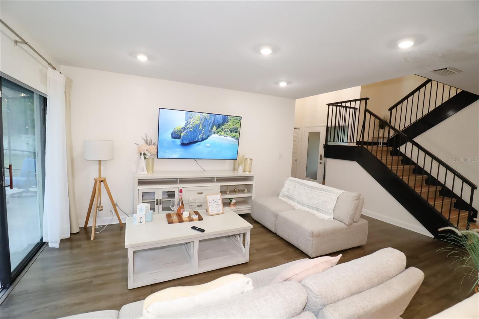 Listing photo id 4 for 15401 Deerglen Drive