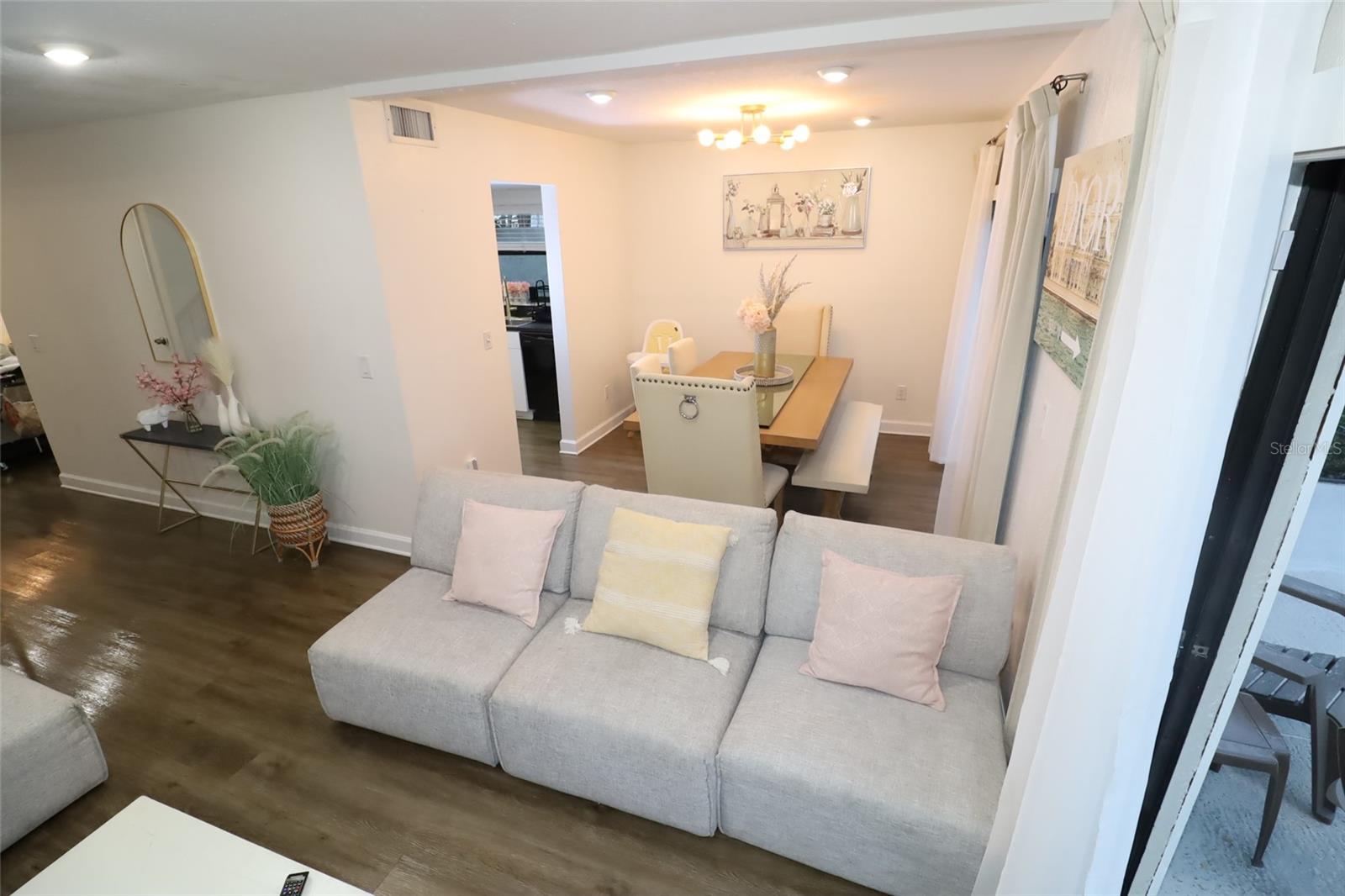 Listing photo id 5 for 15401 Deerglen Drive