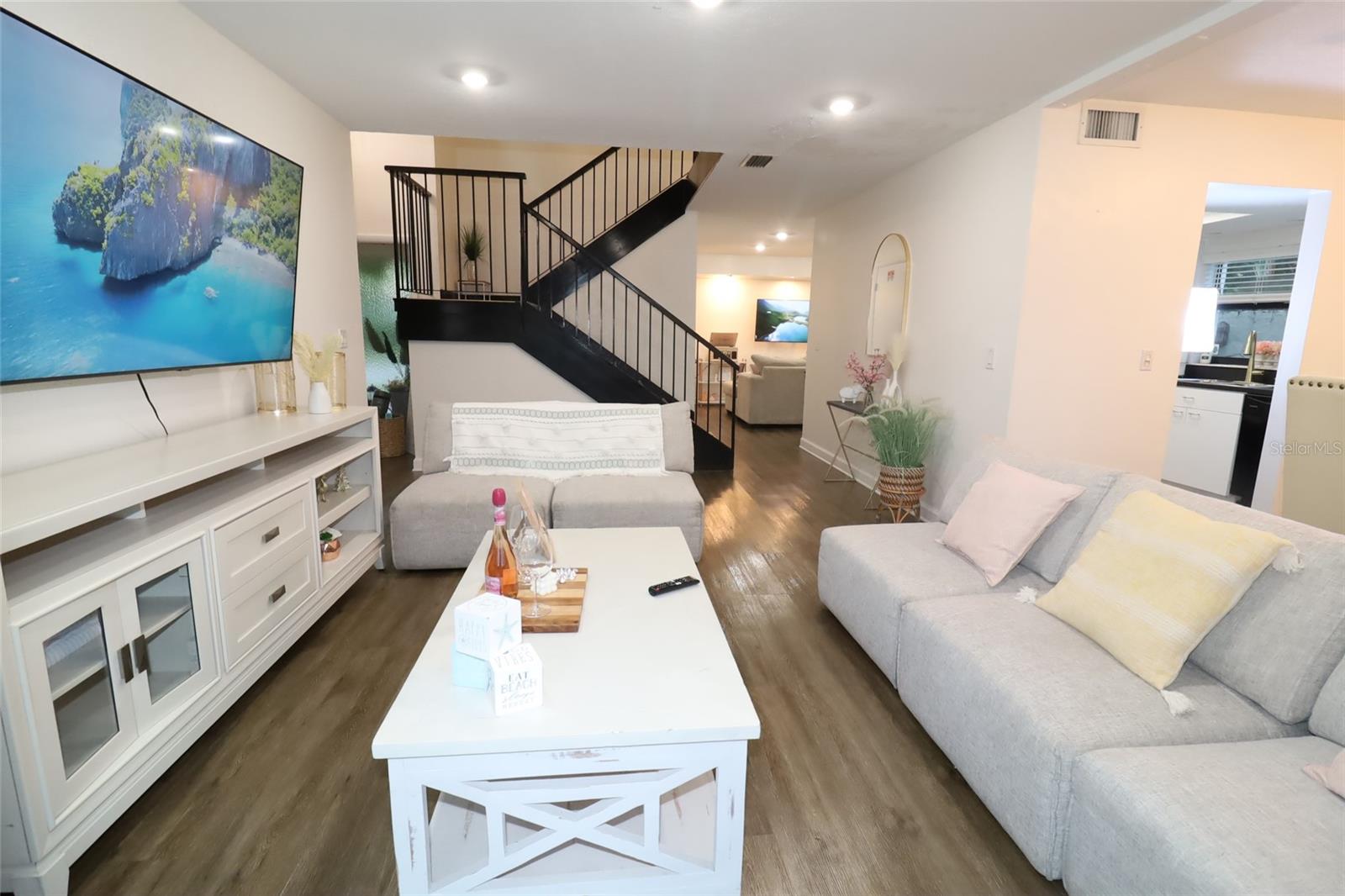 Listing photo id 6 for 15401 Deerglen Drive