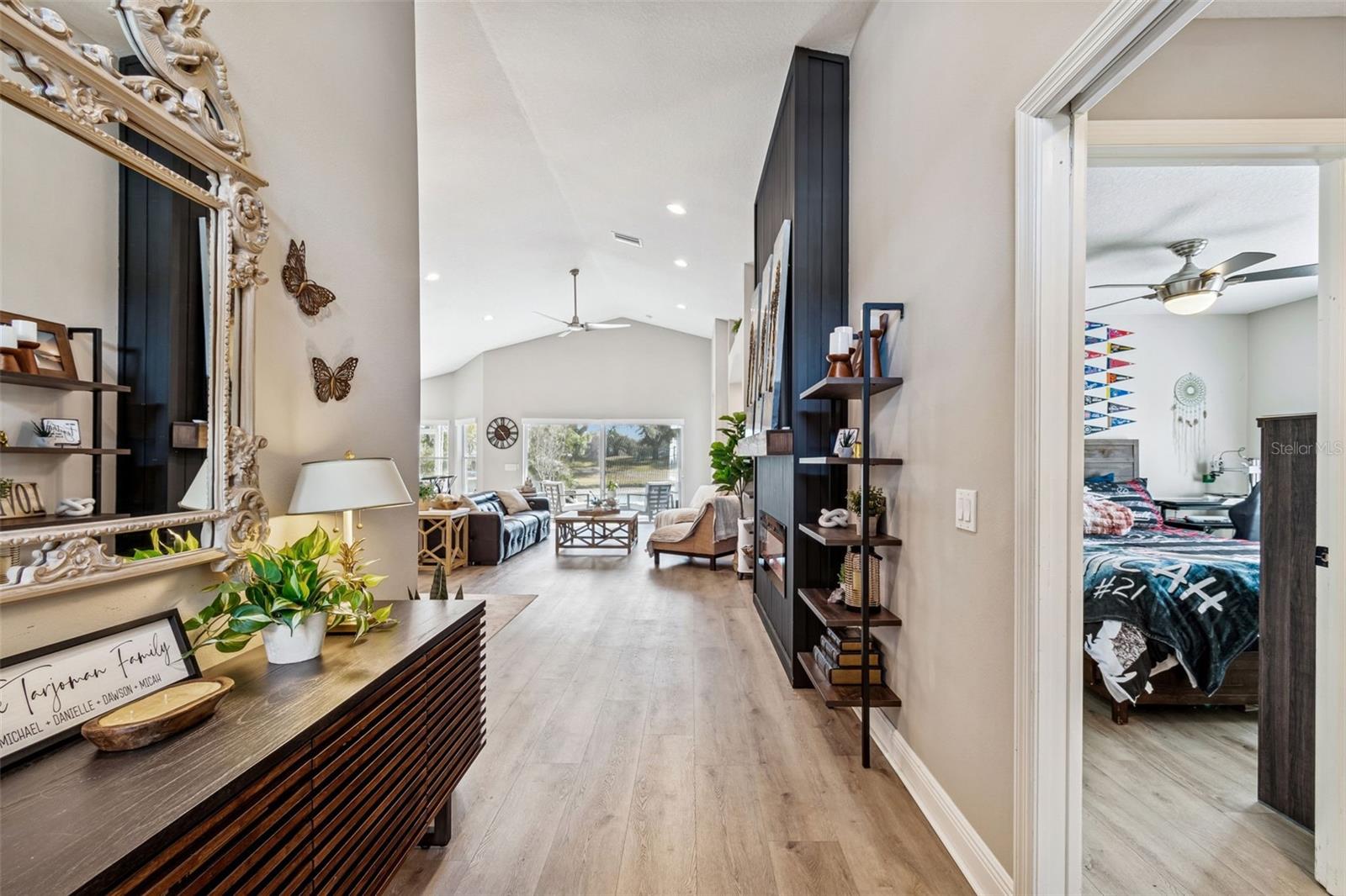 Listing photo id 4 for 18617 Le Dauphine Place