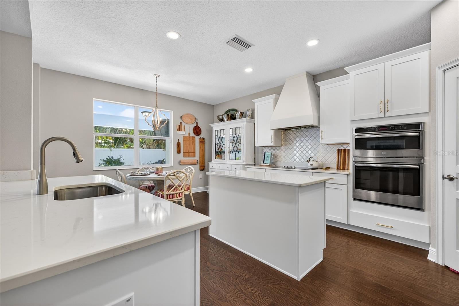 Listing photo id 11 for 4012 Bay To Bay Boulevard