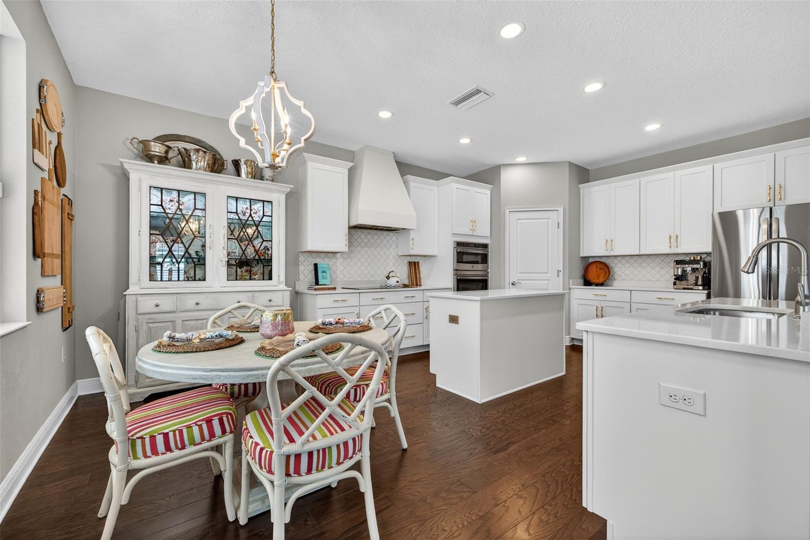 Listing photo id 23 for 4012 Bay To Bay Boulevard