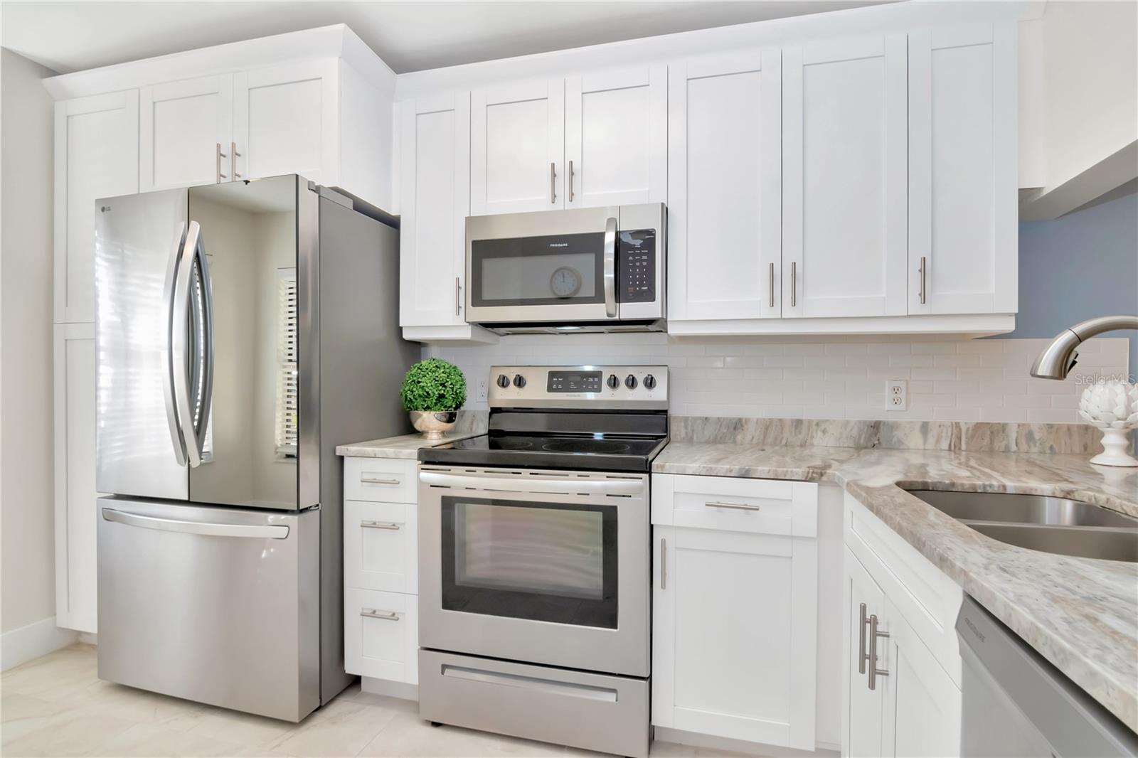 Listing photo id 1 for 5100 Burchette Road 801