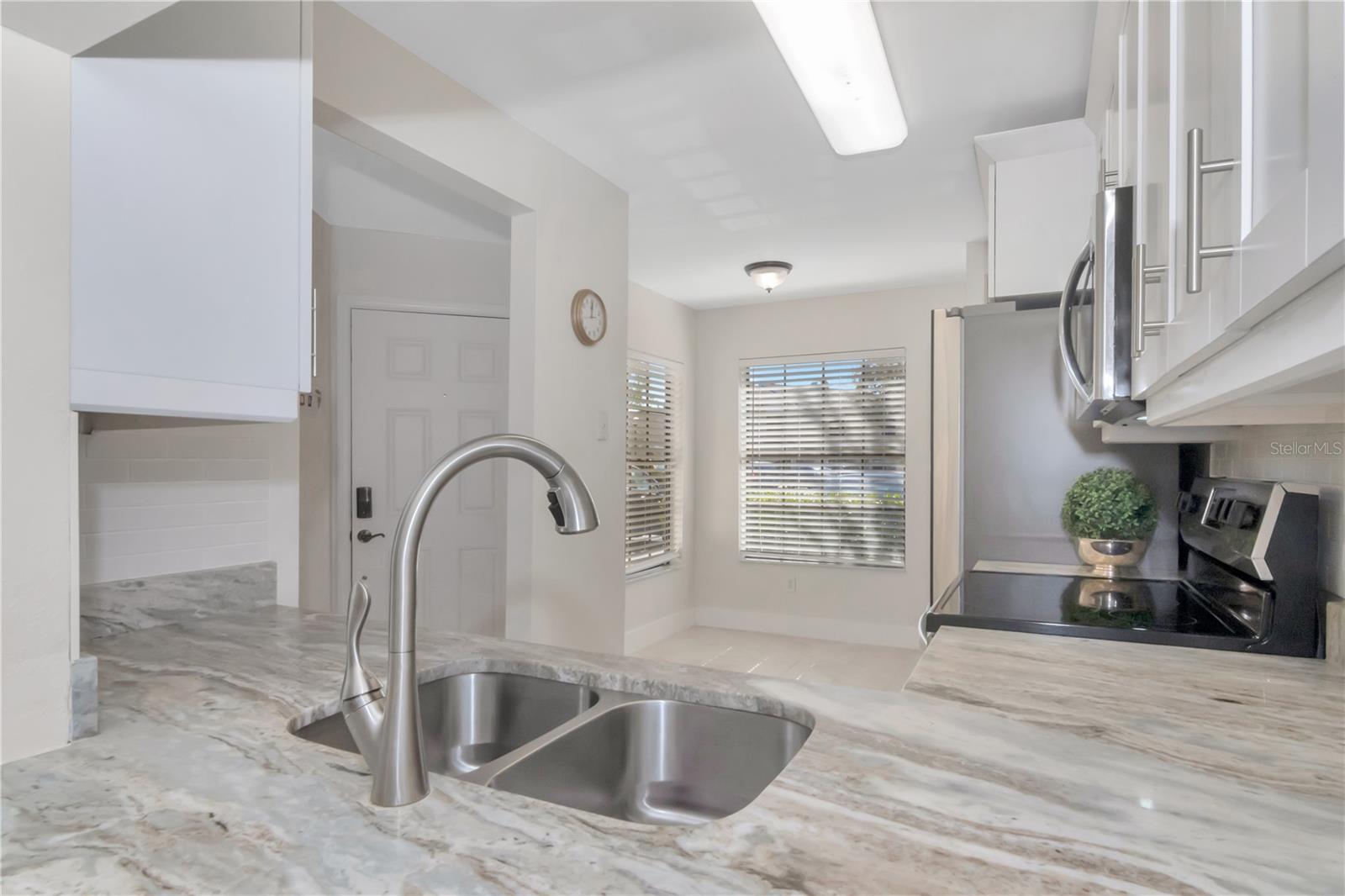 Listing photo id 3 for 5100 Burchette Road 801