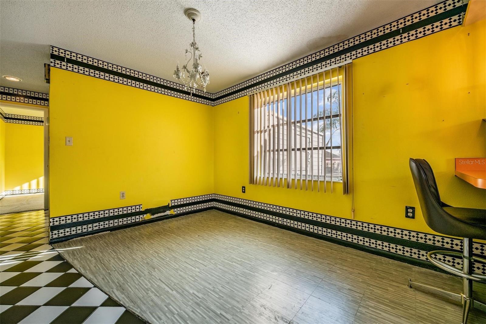 Listing photo id 9 for 8434 Luray Drive