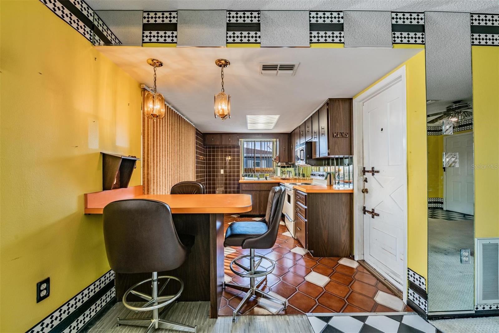 Listing photo id 12 for 8434 Luray Drive