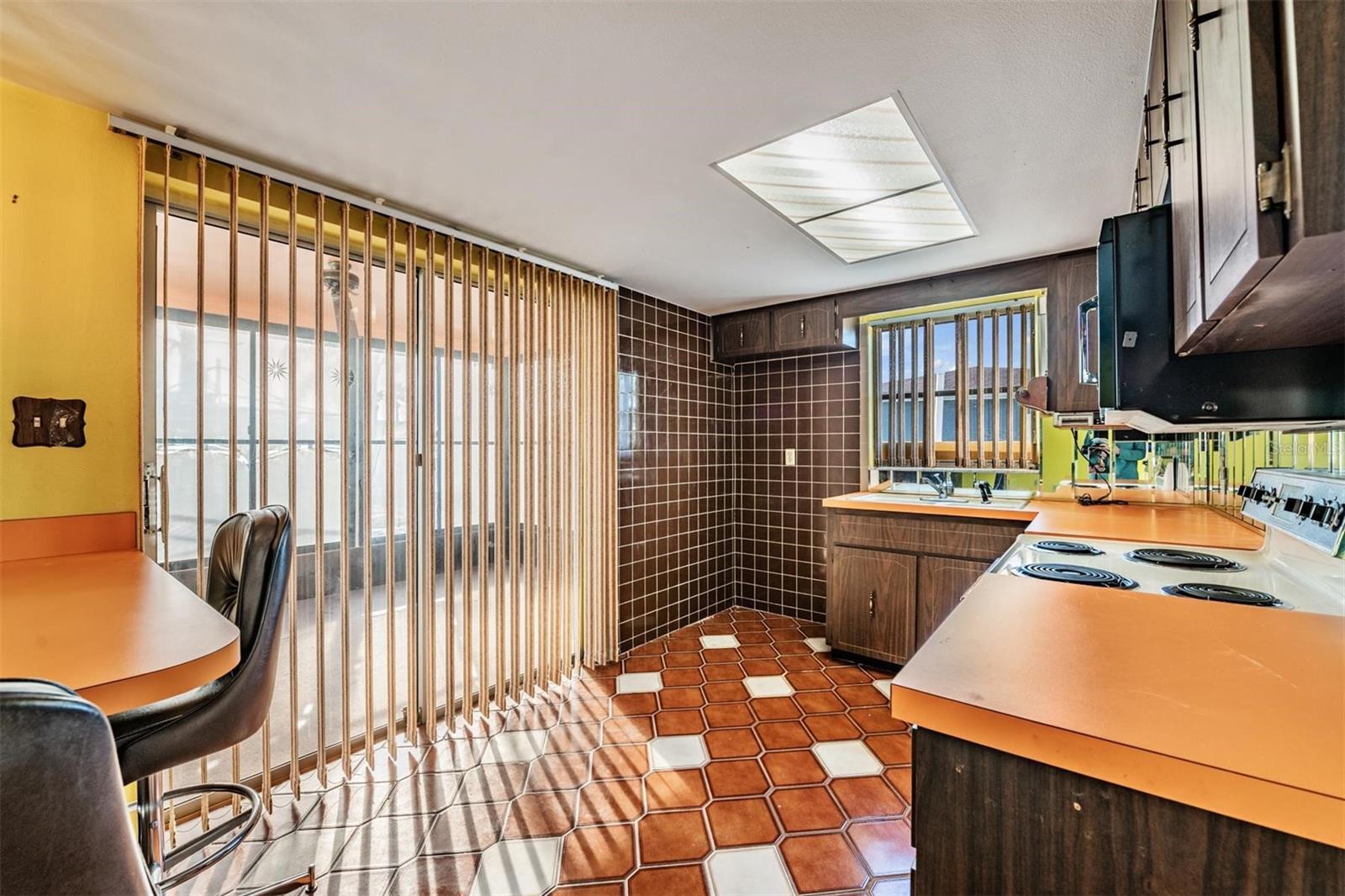 Listing photo id 13 for 8434 Luray Drive