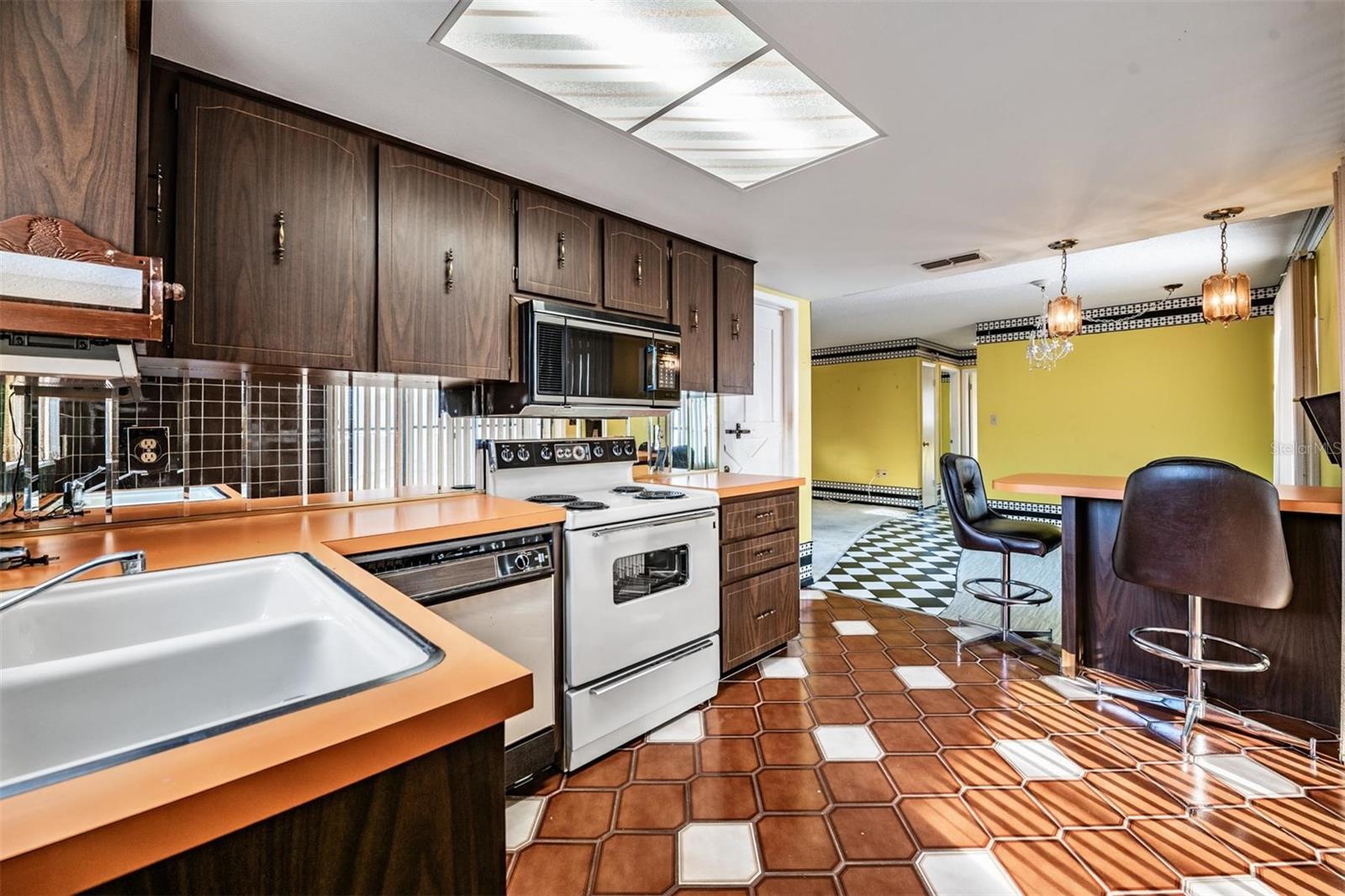 Listing photo id 16 for 8434 Luray Drive