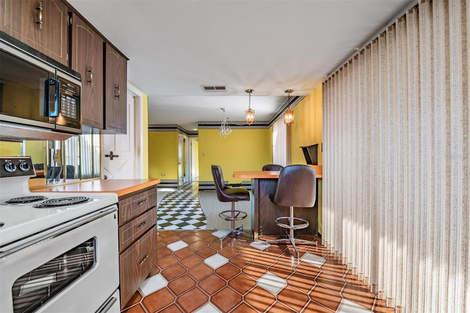 Listing photo id 17 for 8434 Luray Drive