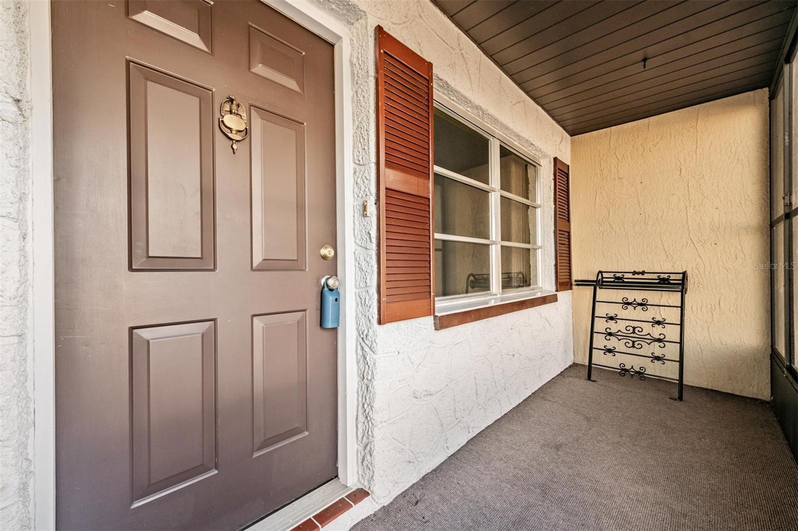 Listing photo id 2 for 8434 Luray Drive