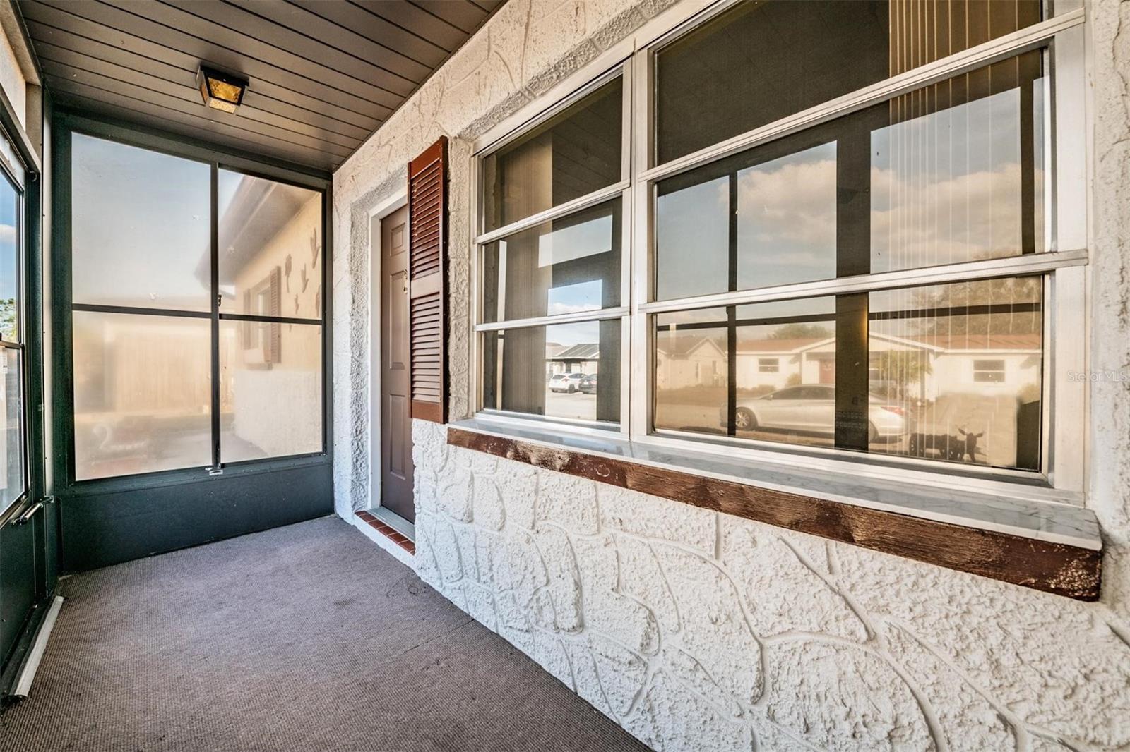 Listing photo id 3 for 8434 Luray Drive