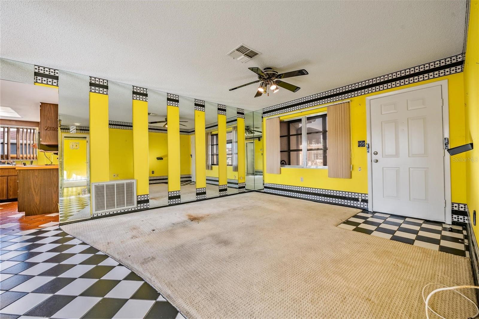 Listing photo id 4 for 8434 Luray Drive