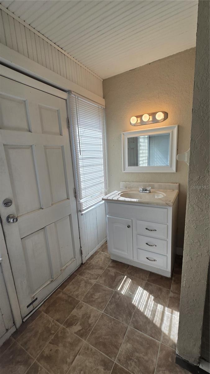 Image 14 of 23 For 3940 Burlington Avenue N