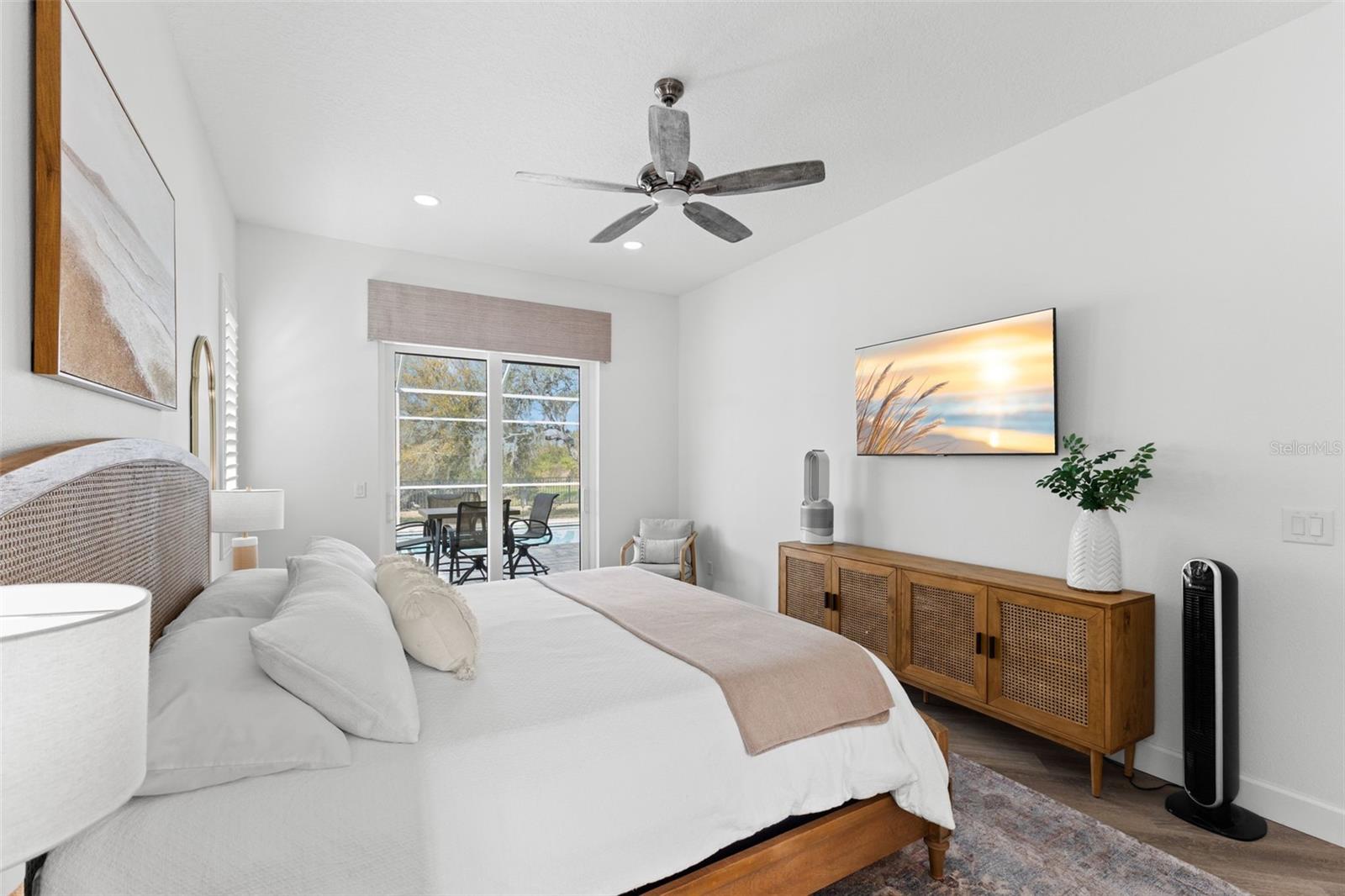 Listing photo id 10 for 723 Waterside Court