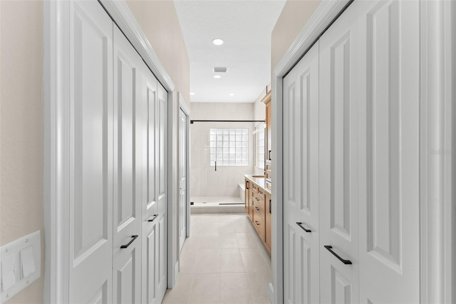 Listing photo id 13 for 723 Waterside Court