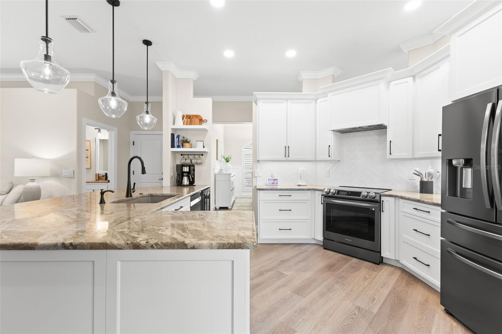 Listing photo id 22 for 723 Waterside Court