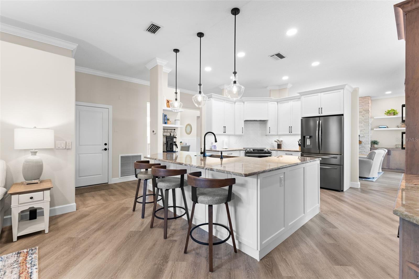 Listing photo id 23 for 723 Waterside Court