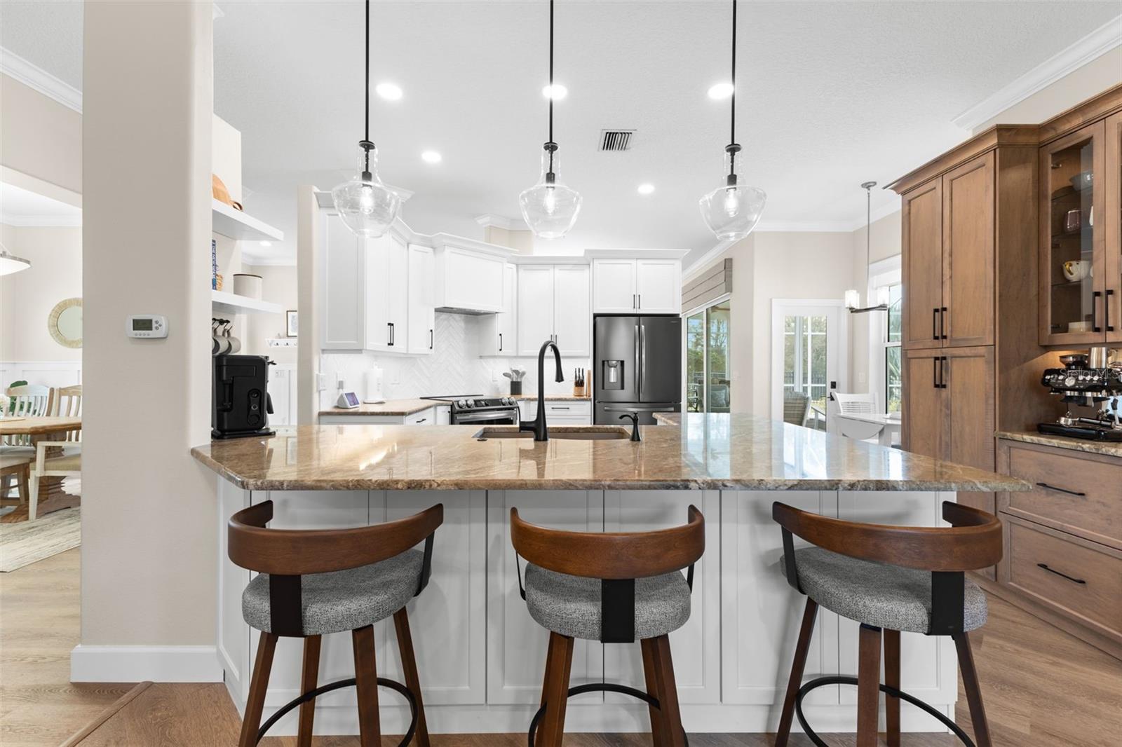 Listing photo id 24 for 723 Waterside Court