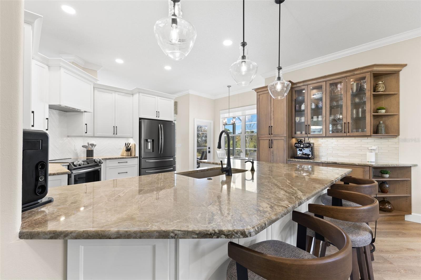 Listing photo id 25 for 723 Waterside Court