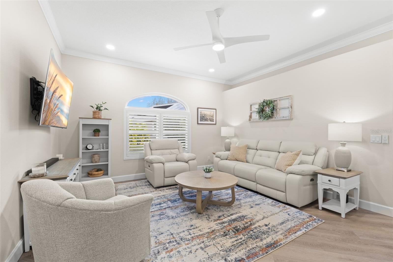 Listing photo id 29 for 723 Waterside Court