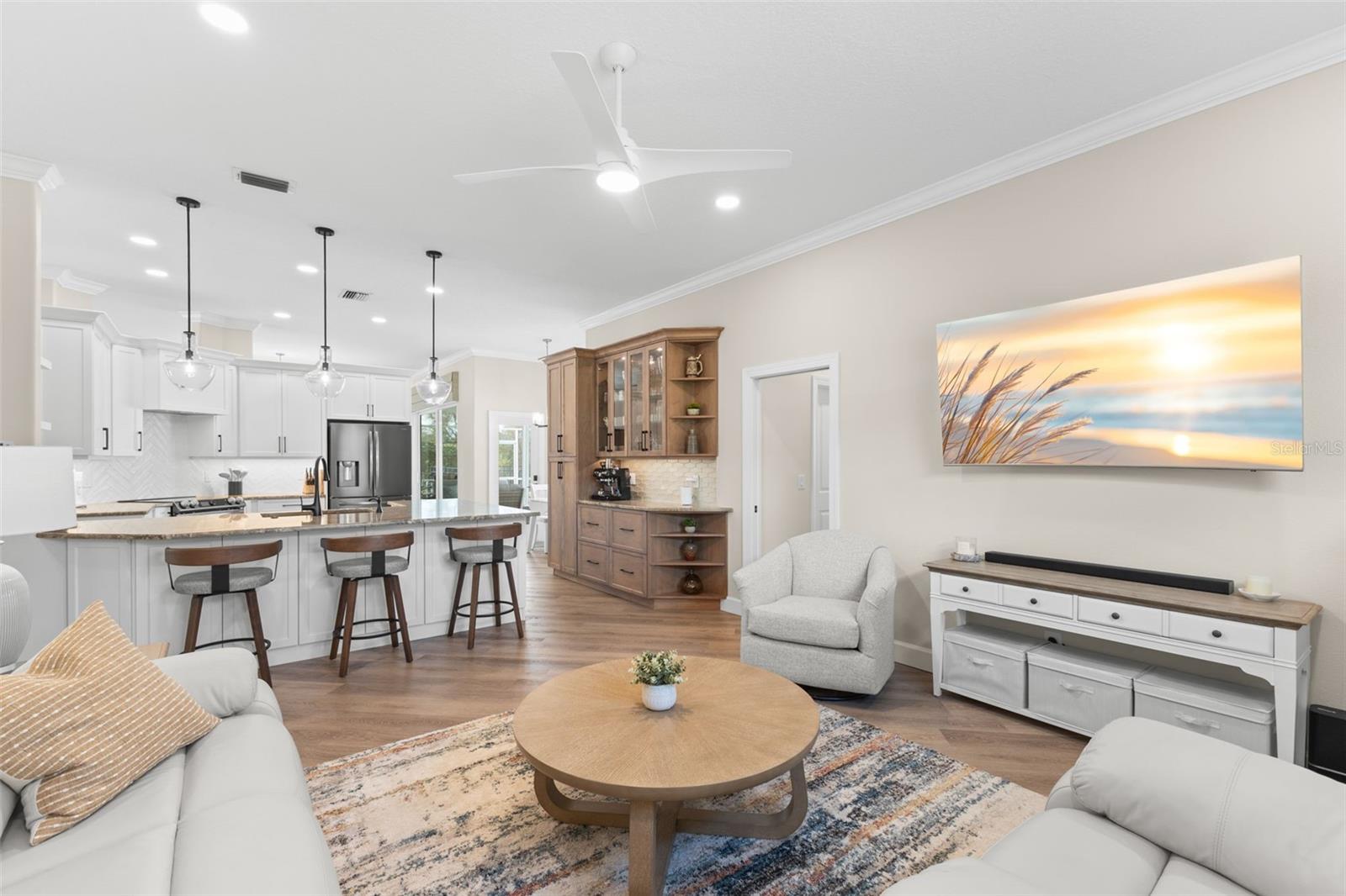 Listing photo id 31 for 723 Waterside Court